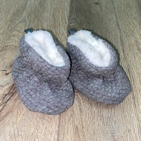 Old Navy Baby Slippers Quilted 3-6 Months Gray - Picture 2 of 13